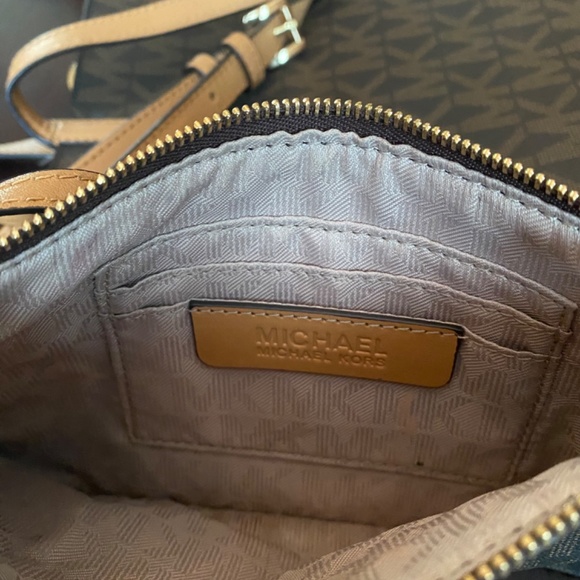 Michael Kors Large Logo Tote With Wristlet - Picture 5 of 7